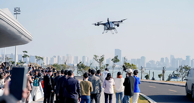 低空经济：挑战与机遇并存